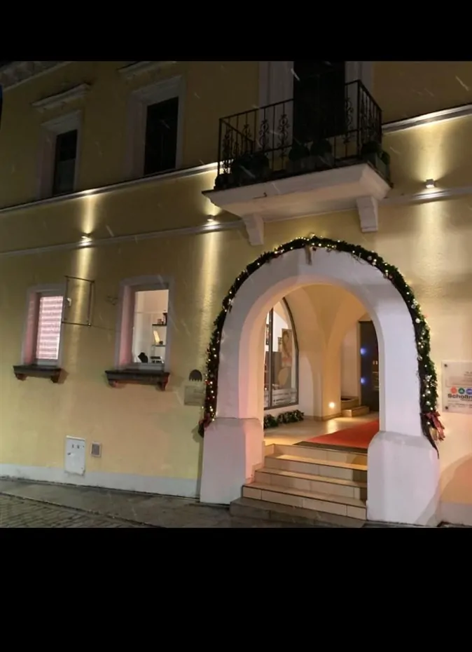 Denkmalgeschützte Immobilie mit Geschichte: Drei Gewerbeeinheiten, zwei Wohnungen