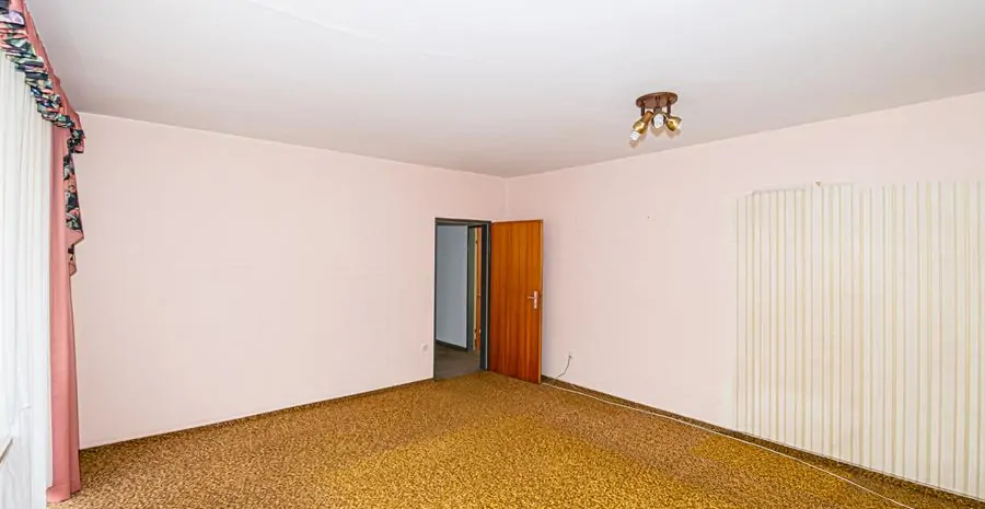 EG_Wohnzimmer_mit_Zugang_Balkon (4)