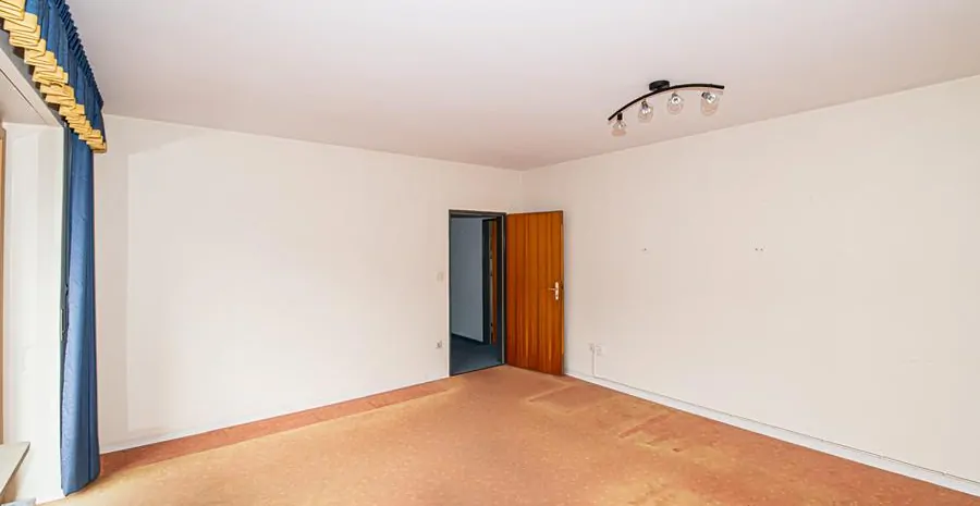 OG_Wohnzimmer_mit_Zugang_Balkon (2)