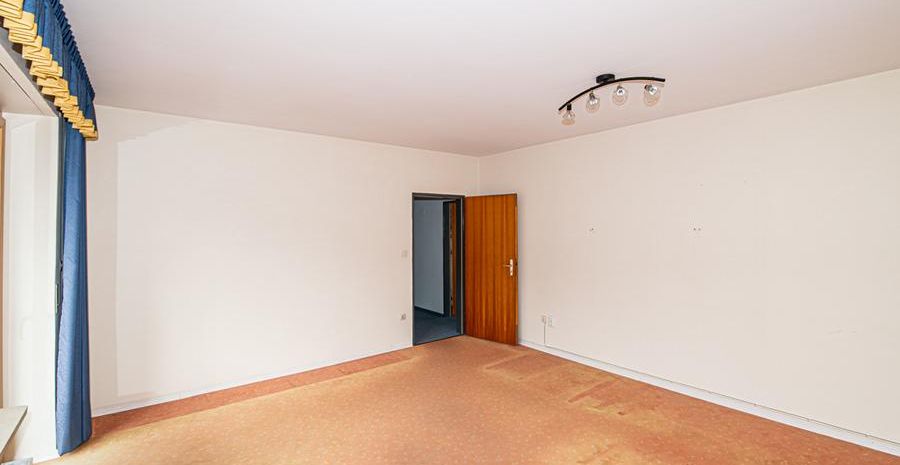 OG_Wohnzimmer_mit_Zugang_Balkon (2)