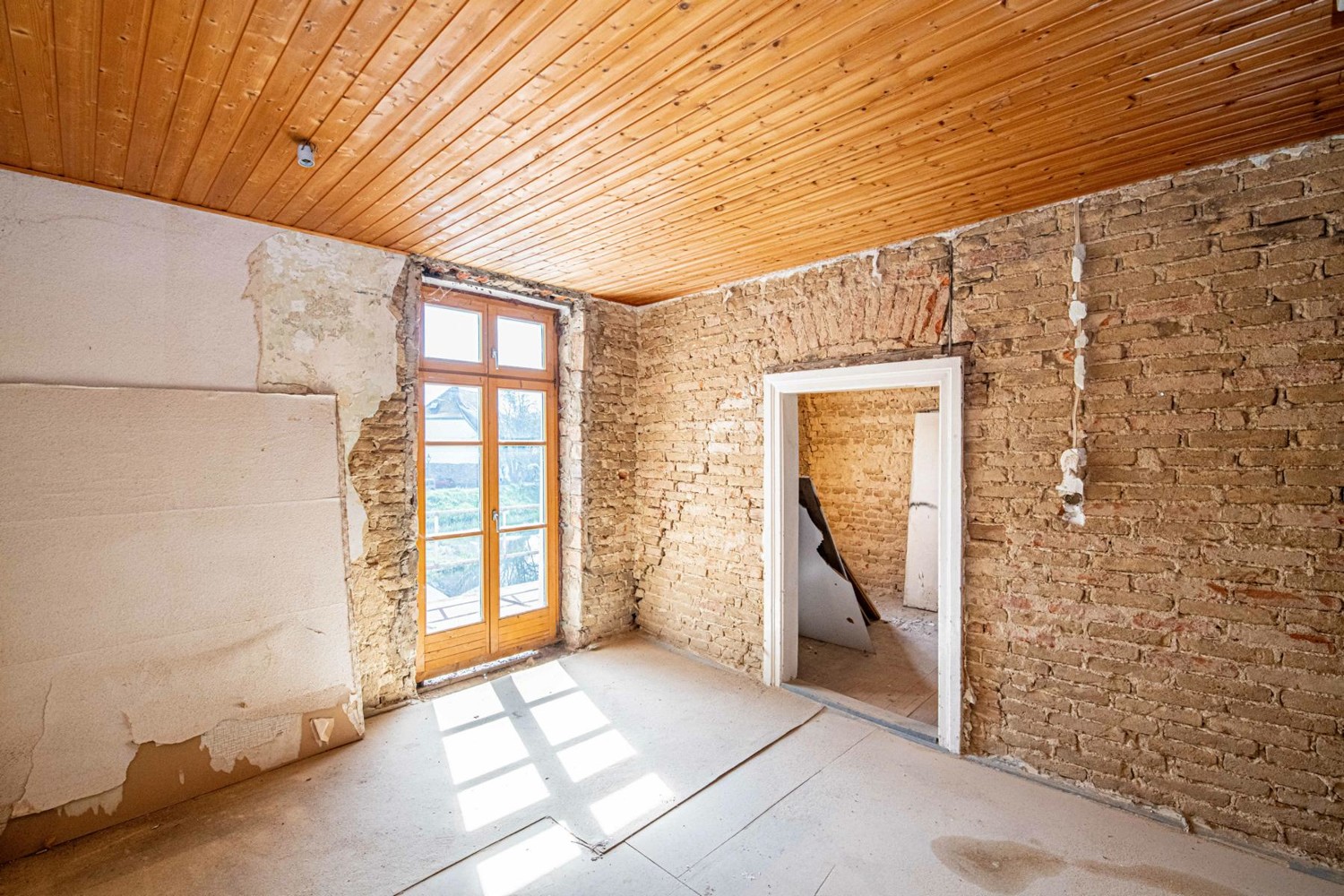 OG_Wohnung_links_Zimmer_1_mit_Zugang_Balkon