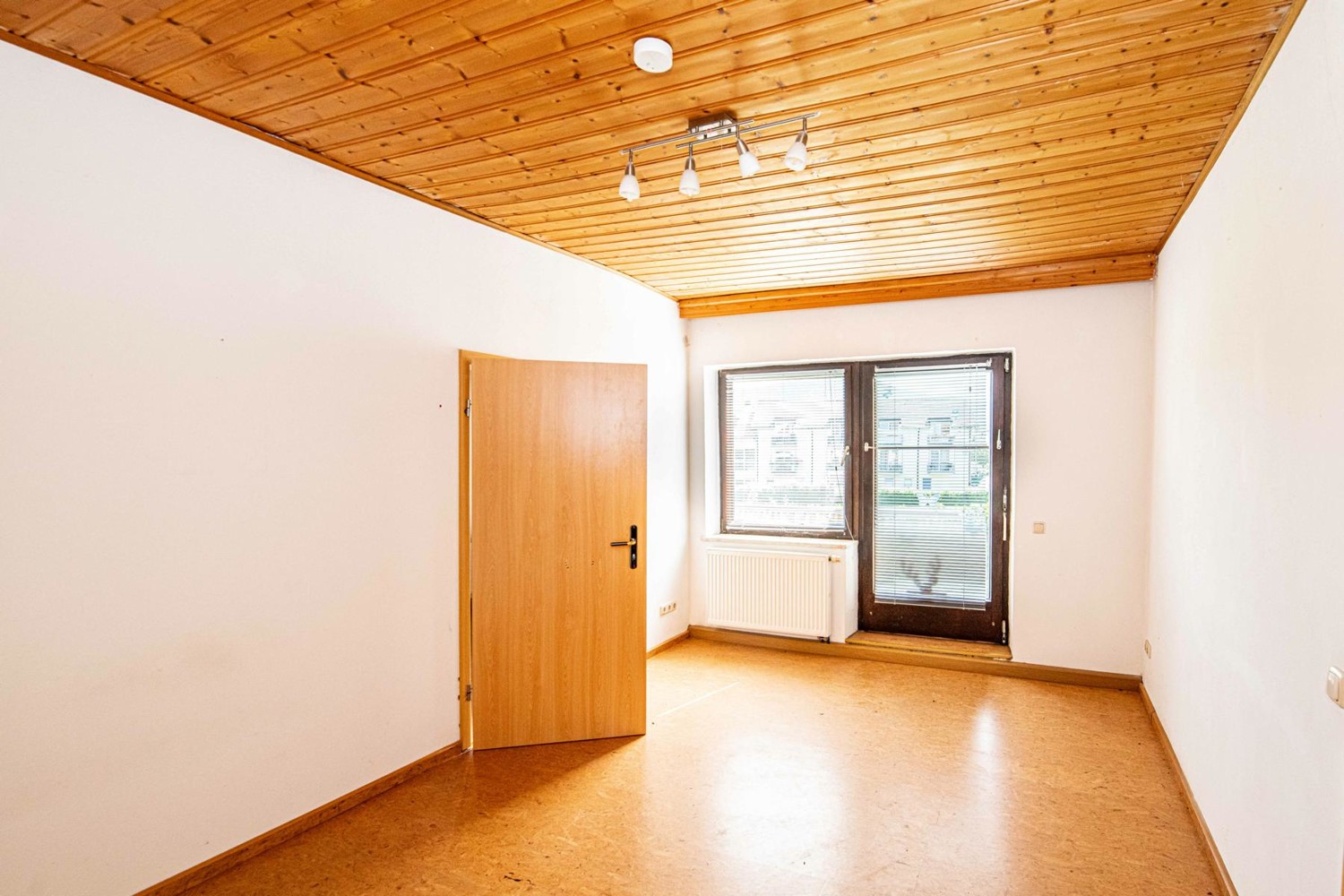 OG_Wohnung_rechts_Zimmer_2_mit_Zugang_Dachterrasse