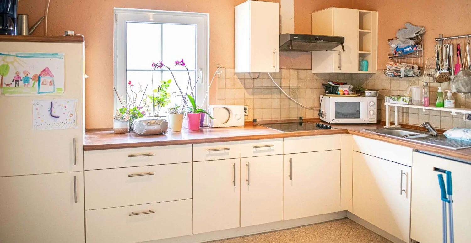 EG_Küche_mit_Zugang_Speise_und_Dusche