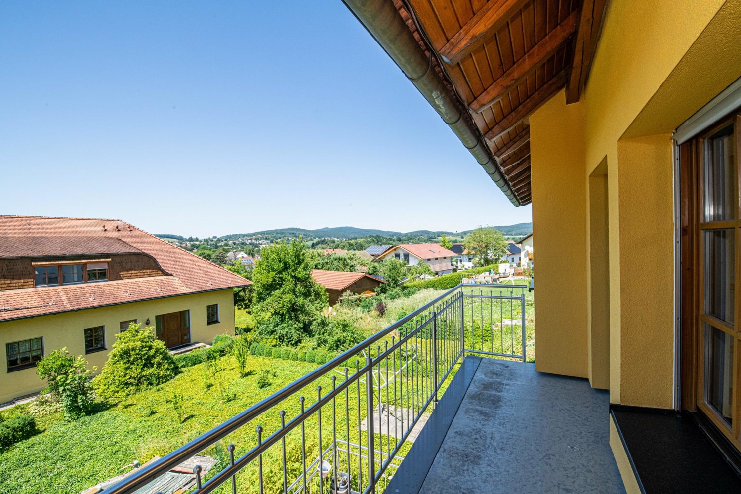OG_Wohnzimmer_mit_Zugang_zum_Balkon(3)