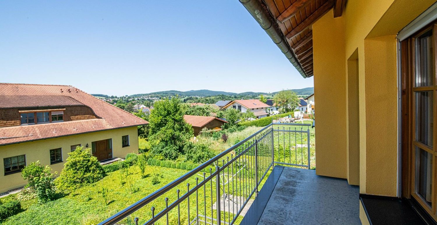 OG_Wohnzimmer_mit_Zugang_zum_Balkon(3)