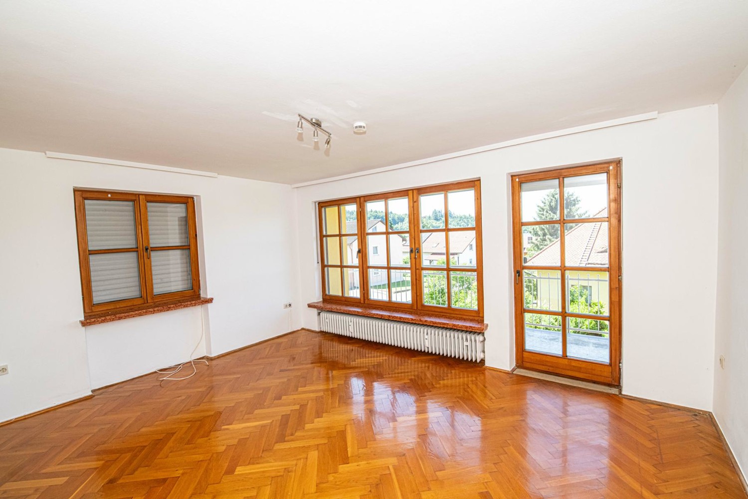 OG_Wohnzimmer_mit_Zugang_zum_Balkon(1)