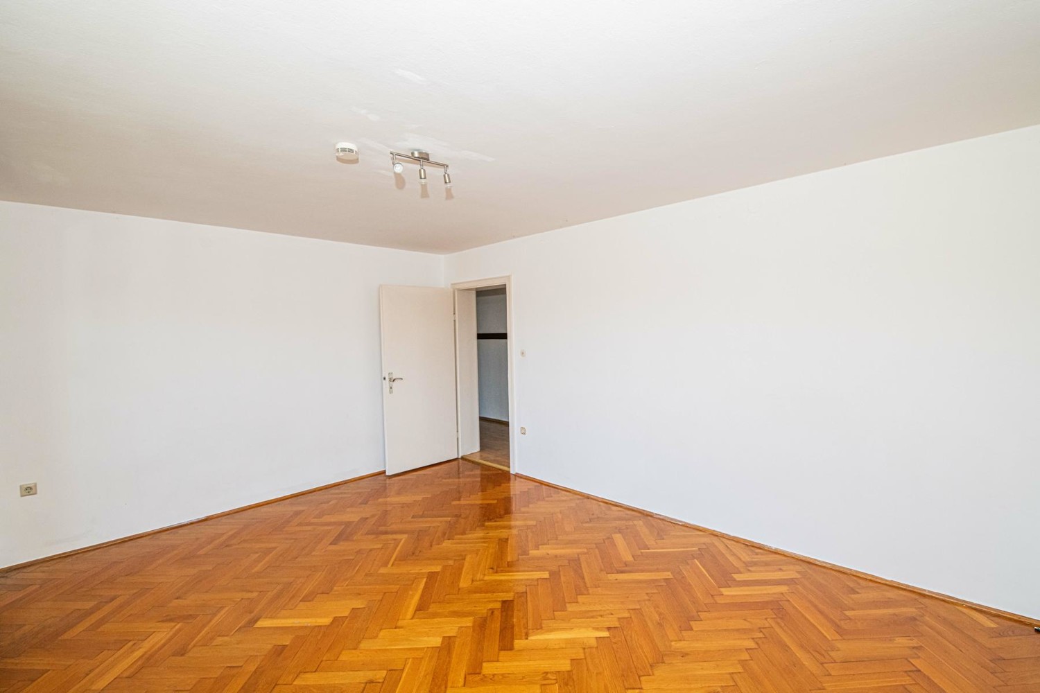 OG_Wohnzimmer_mit_Zugang_zum_Balkon(2)
