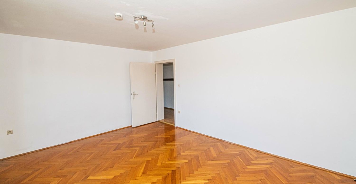 OG_Wohnzimmer_mit_Zugang_zum_Balkon(2)