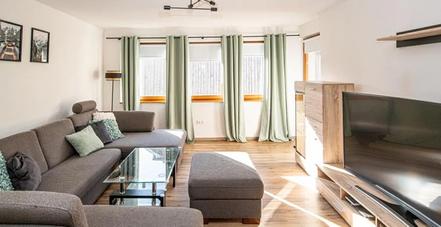 OG_Wohnzimmer_mit_Zugang_Balkon (1)