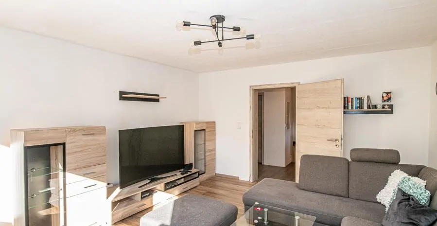 OG_Wohnzimmer_mit_Zugang_Balkon (2)