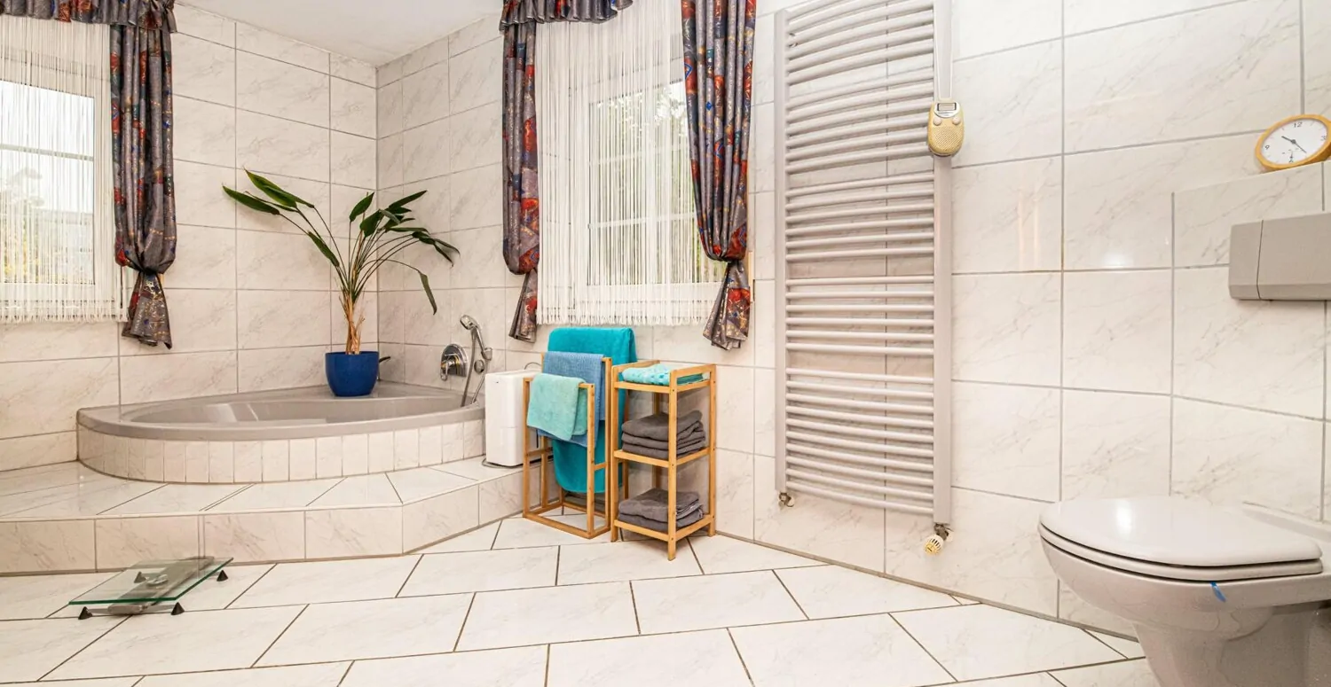 OG_Bad_mit_Wanne_und_Dusche