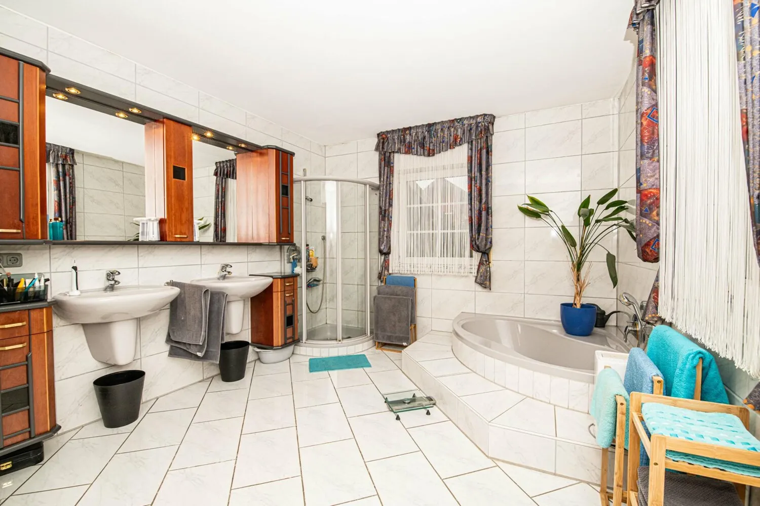 OG_Bad_mit_Wanne_und_Dusche