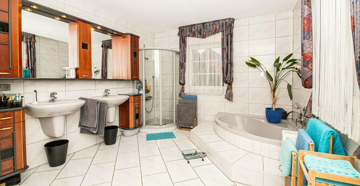 OG_Bad_mit_Wanne_und_Dusche