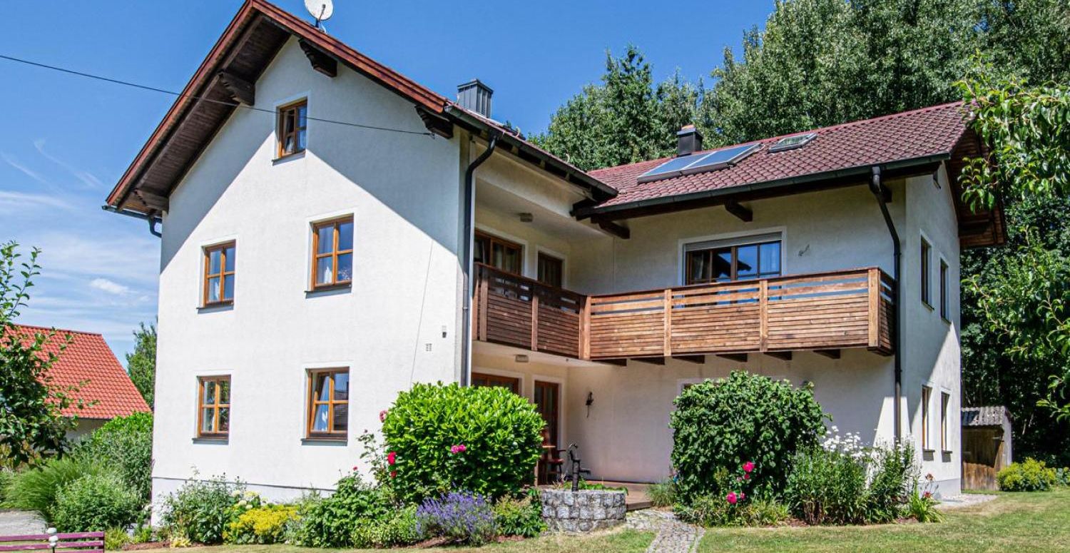 Ein- bis Zweifamilienhaus im Landhausstil in ruhiger Lage
