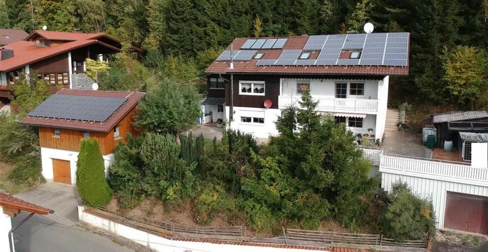 Immobilie mit Doppelgarage, PV-Anlage und herrlicher Aussicht