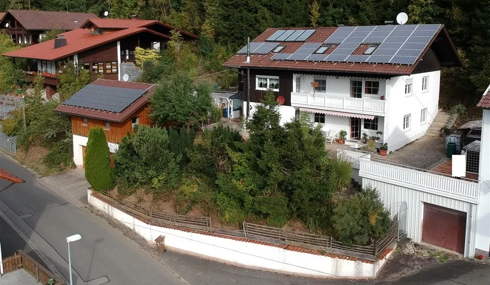 Immobilie mit Doppelgarage, PV-Anlage und herrlicher Aussicht