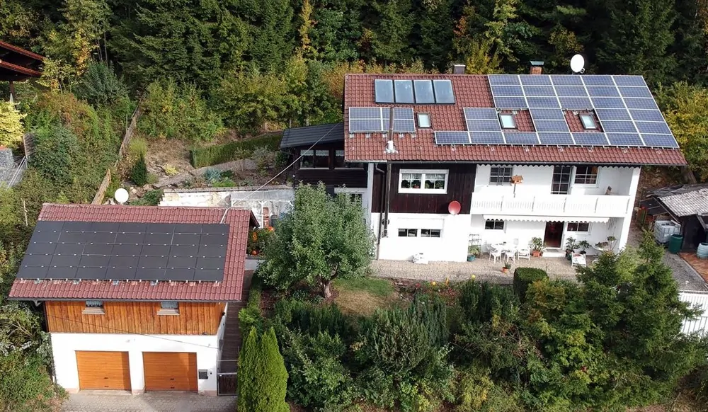 Immobilie mit Doppelgarage, PV-Anlage und herrlicher Aussicht