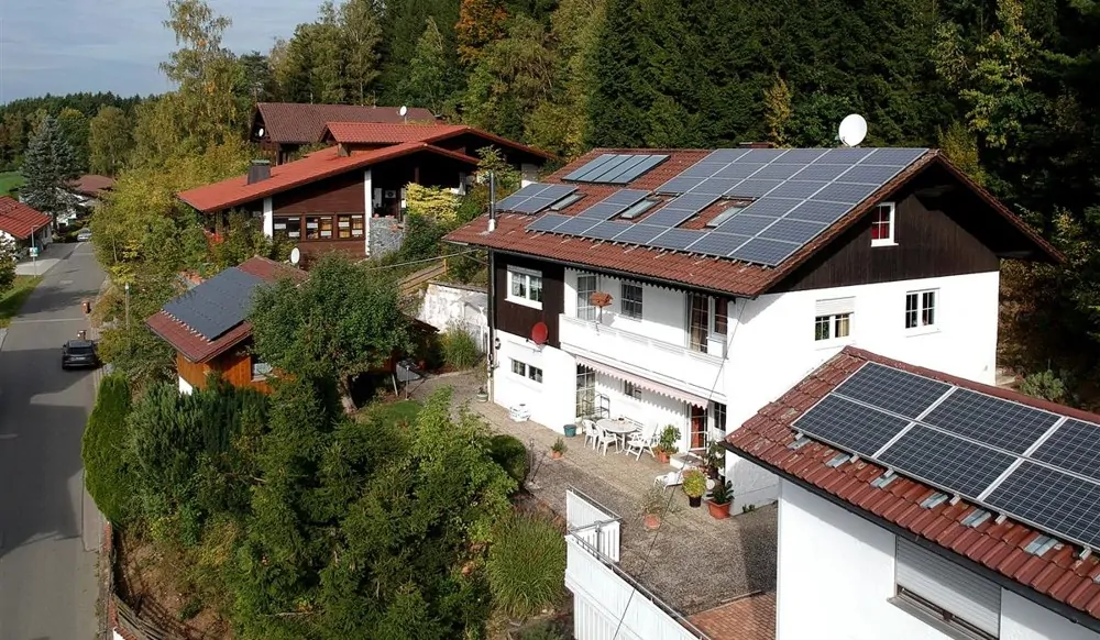 Immobilie mit Doppelgarage, PV-Anlage und herrlicher Aussicht