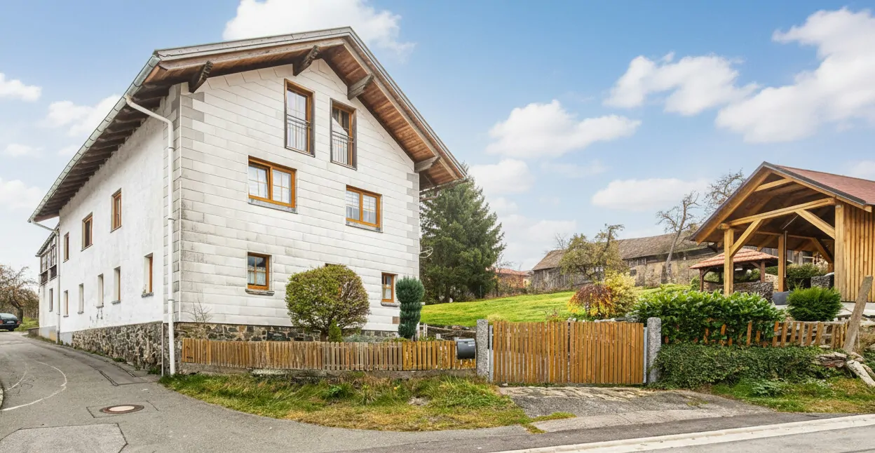 Charmantes Zweifamilienhaus mit loftartigem Dachausbau in ruhiger Lage