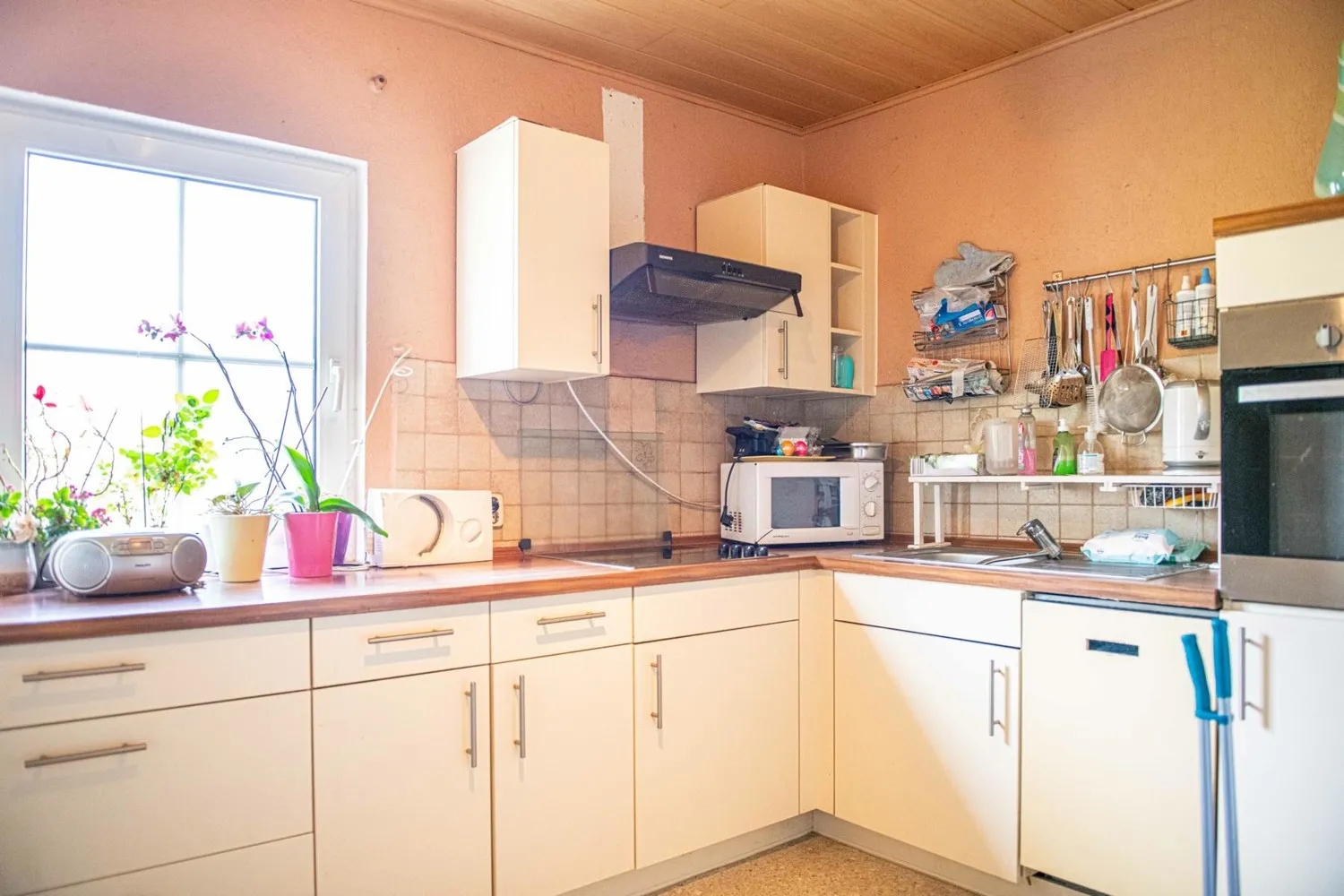 EG_Küche_mit_Zugang_Speise_und_Dusche