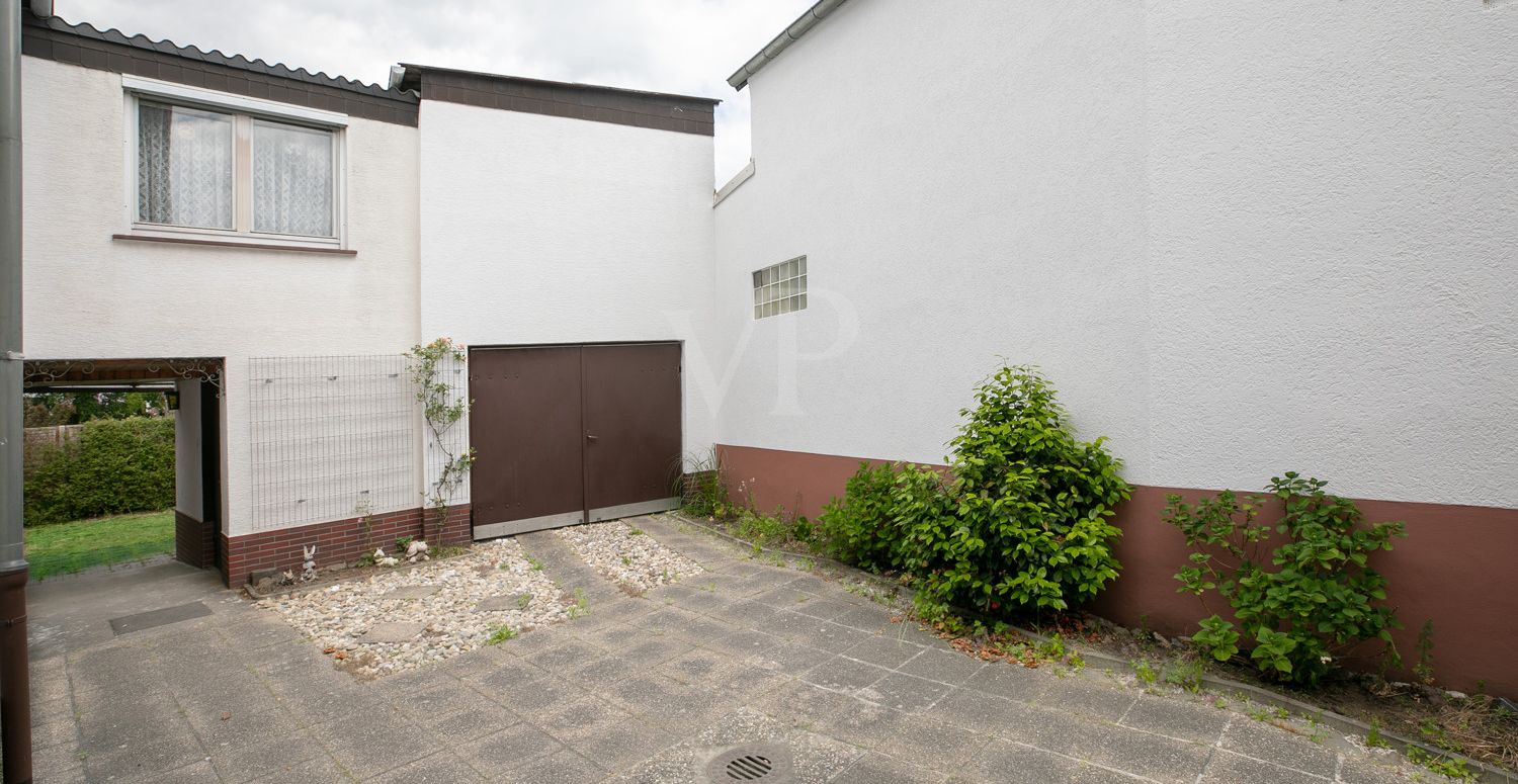 Hof mit Garage