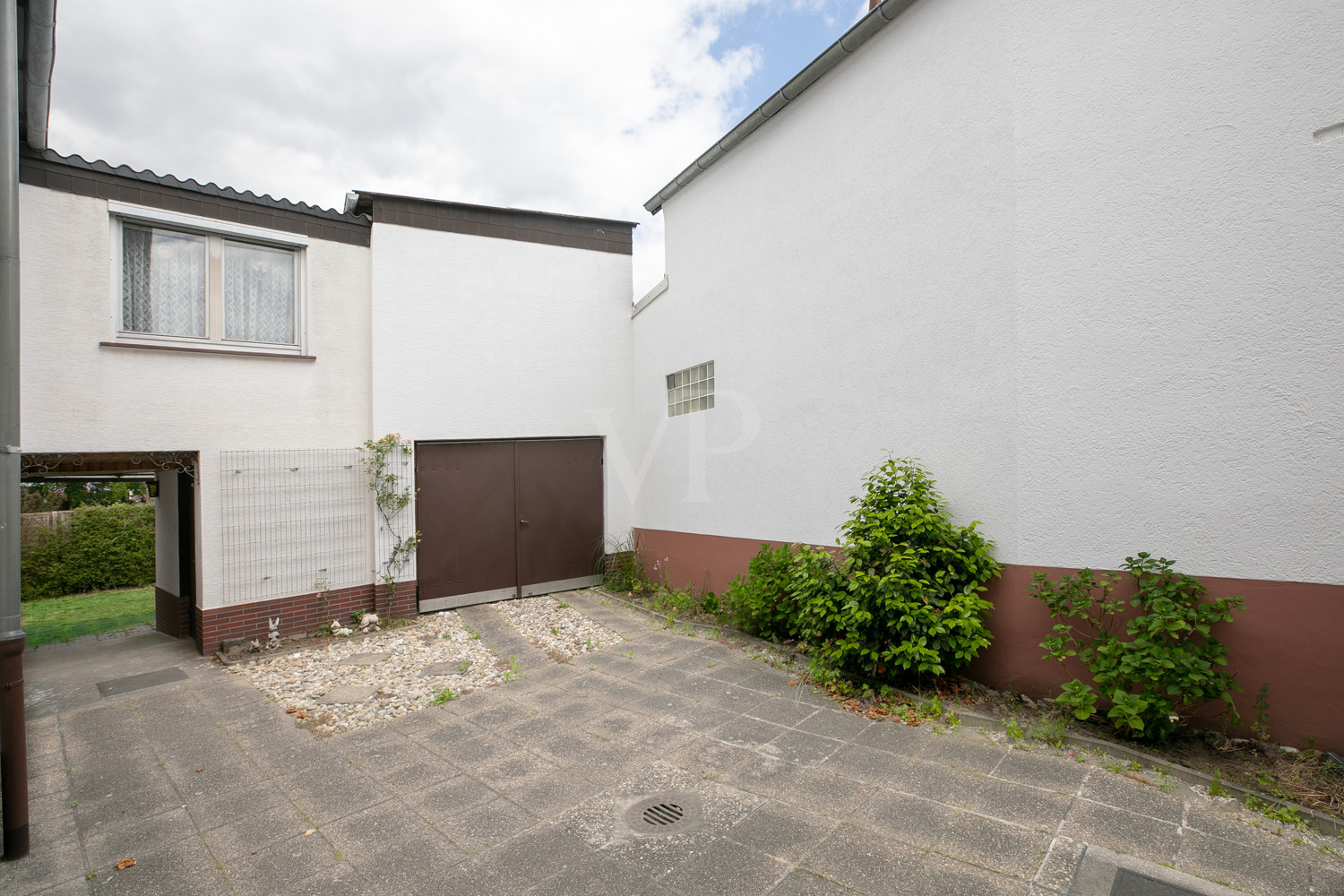 Hof mit Garage