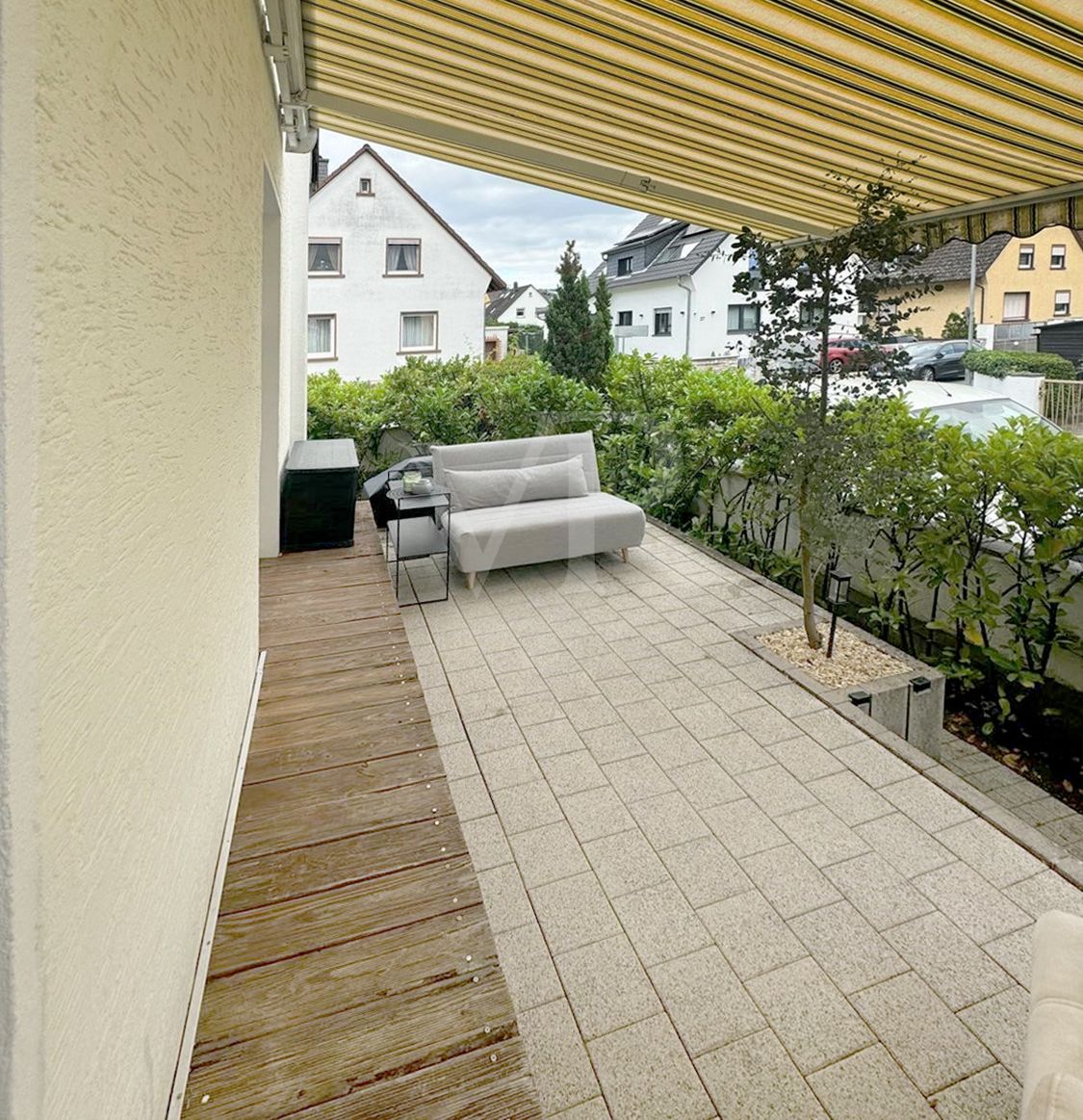 Terrasse Erdgeschoss mit elektr. Markise
