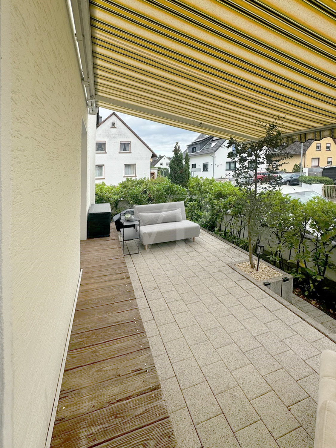 Terrasse Erdgeschoss mit elektr. Markise