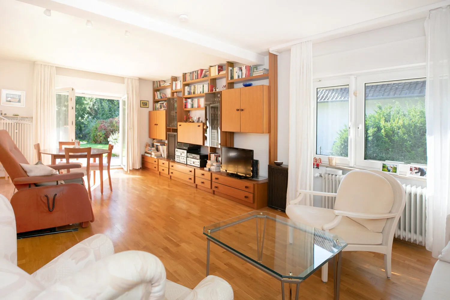 Wohnzimmer mit Terrassen-/Gartenzugang (II)