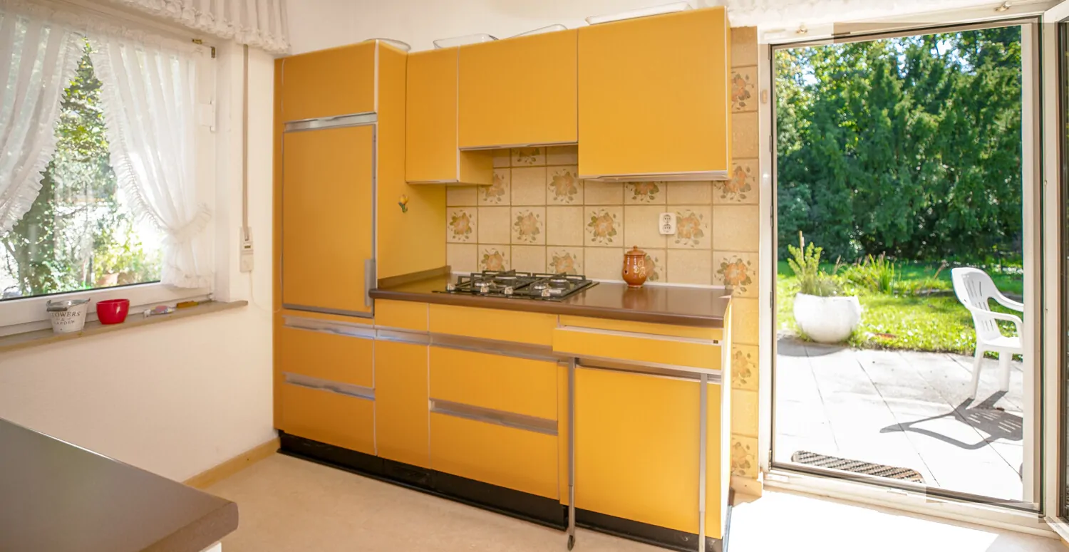 Küche mit Terrassenzugang
