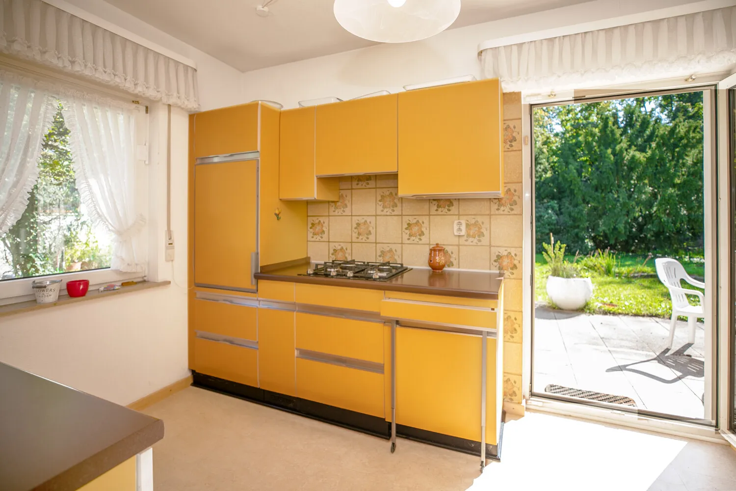 Küche mit Terrassenzugang