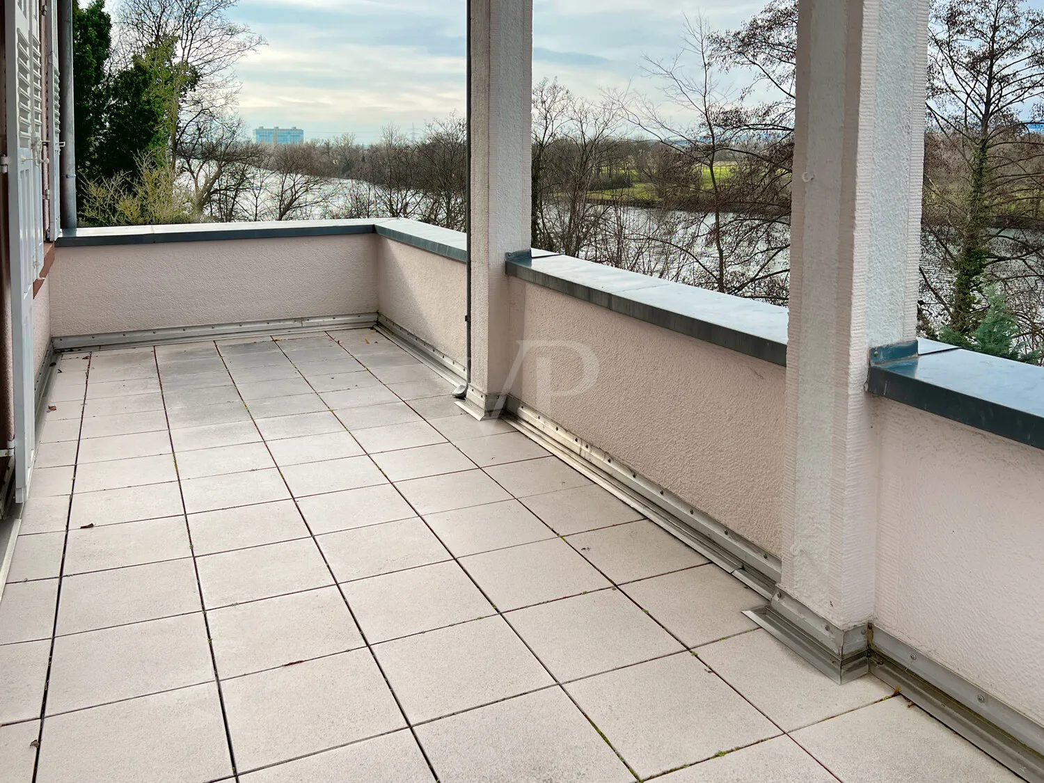 überdachter Wohnzimmerbalkon