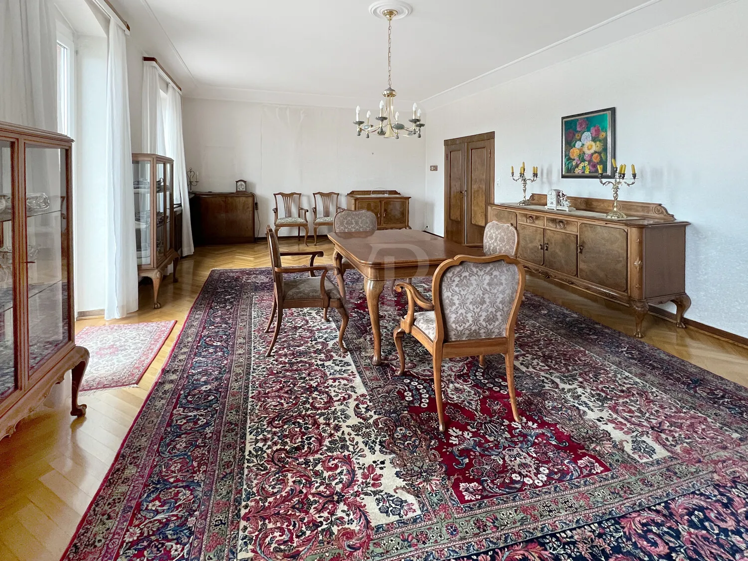Wohnzimmer mit großem Balkon und Mainblick (II)
