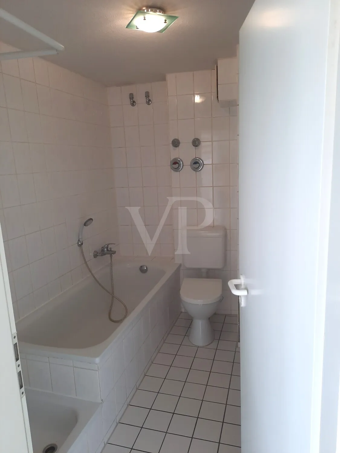 Badezimmer mit Wanne u. Dusche