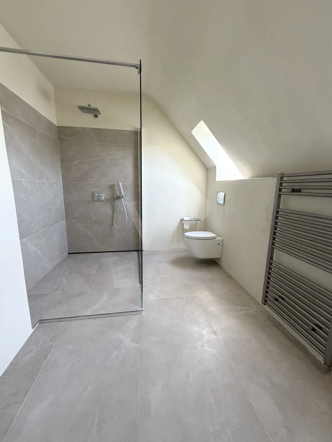 Badezimmer Dachgeschoss (I)