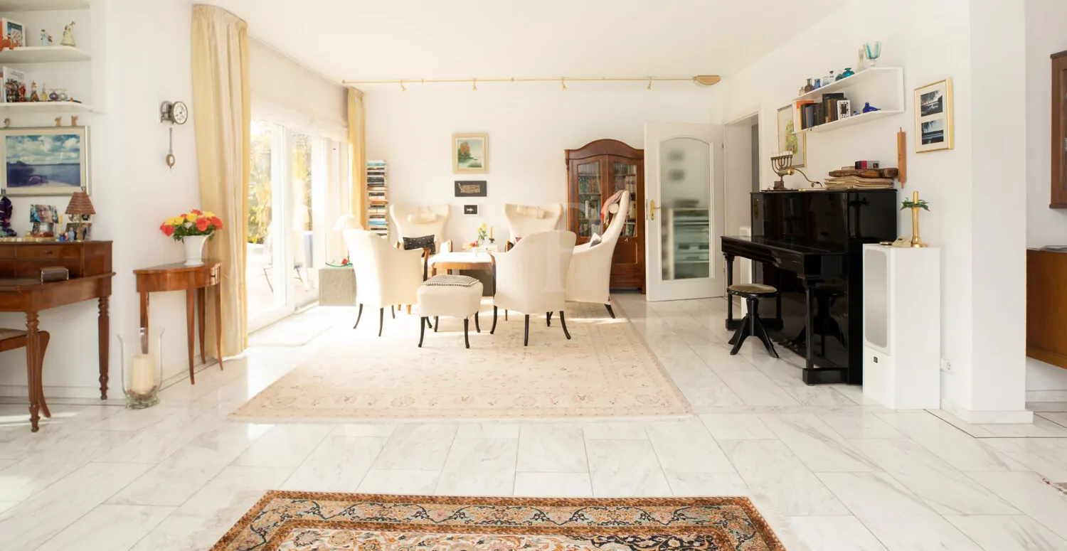 Wohnbereich mit Zugang zur Terrasse