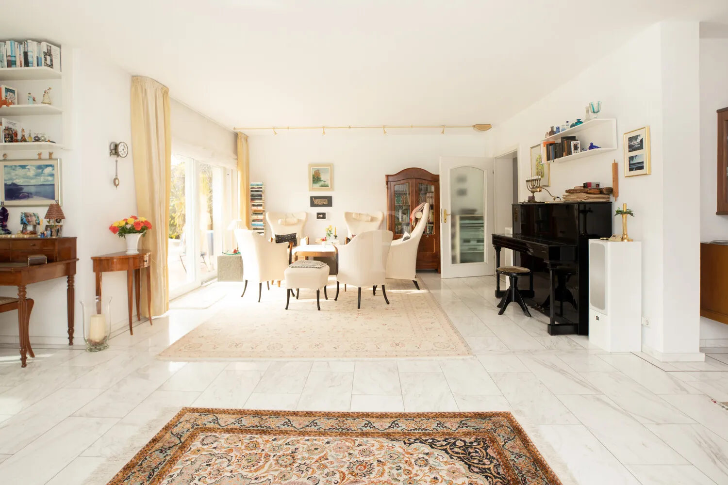 Wohnbereich mit Zugang zur Terrasse