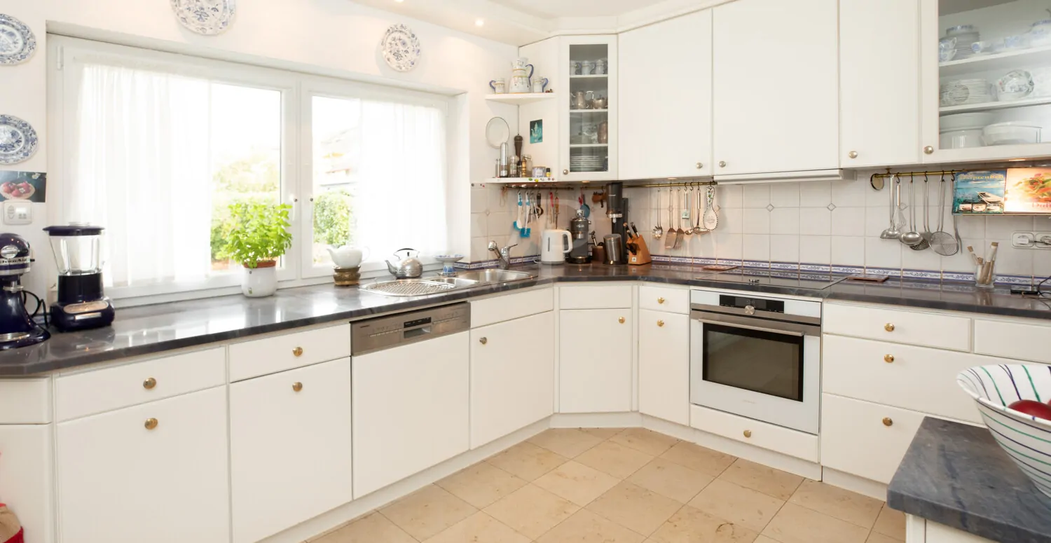 große, helle Küche