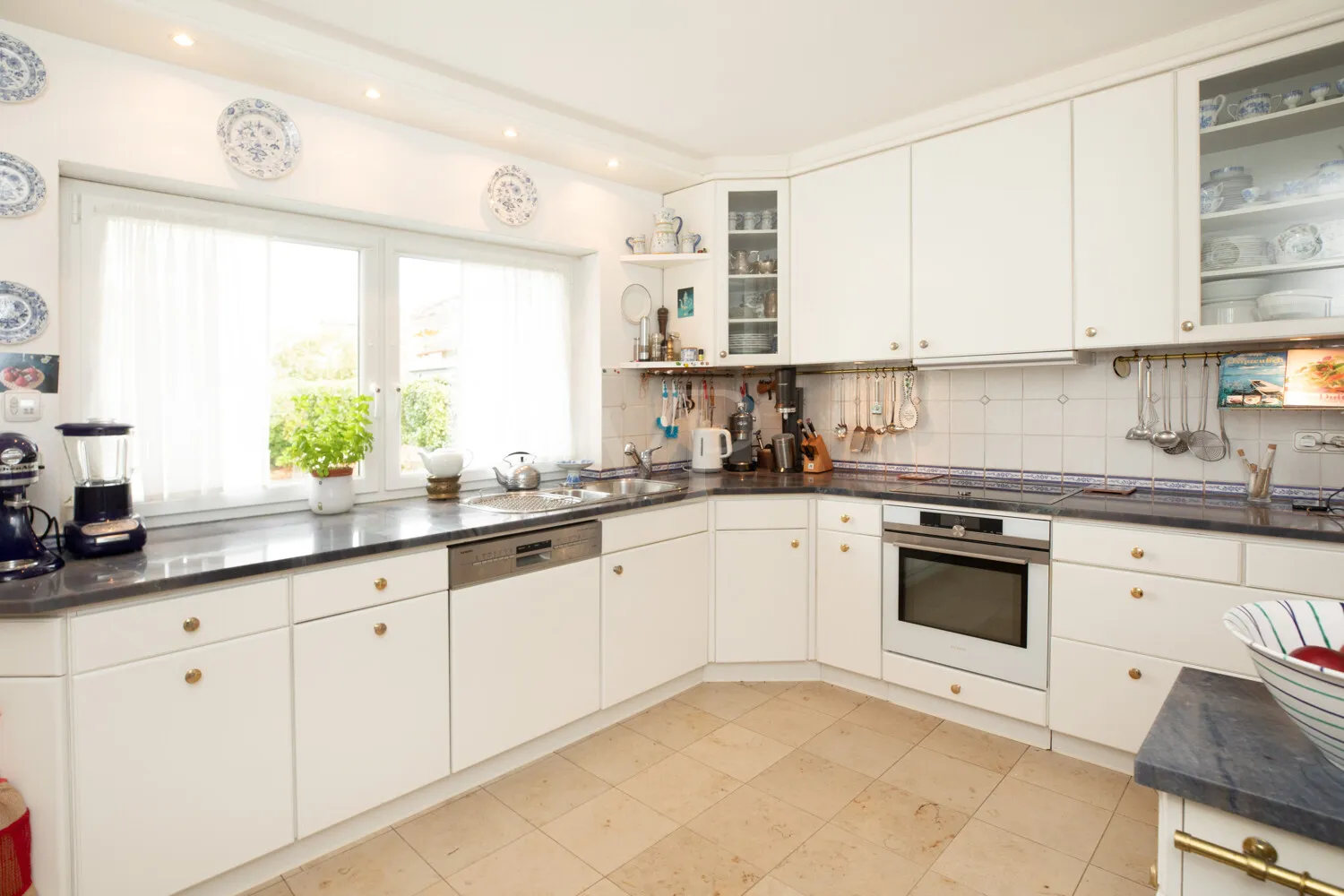 große, helle Küche