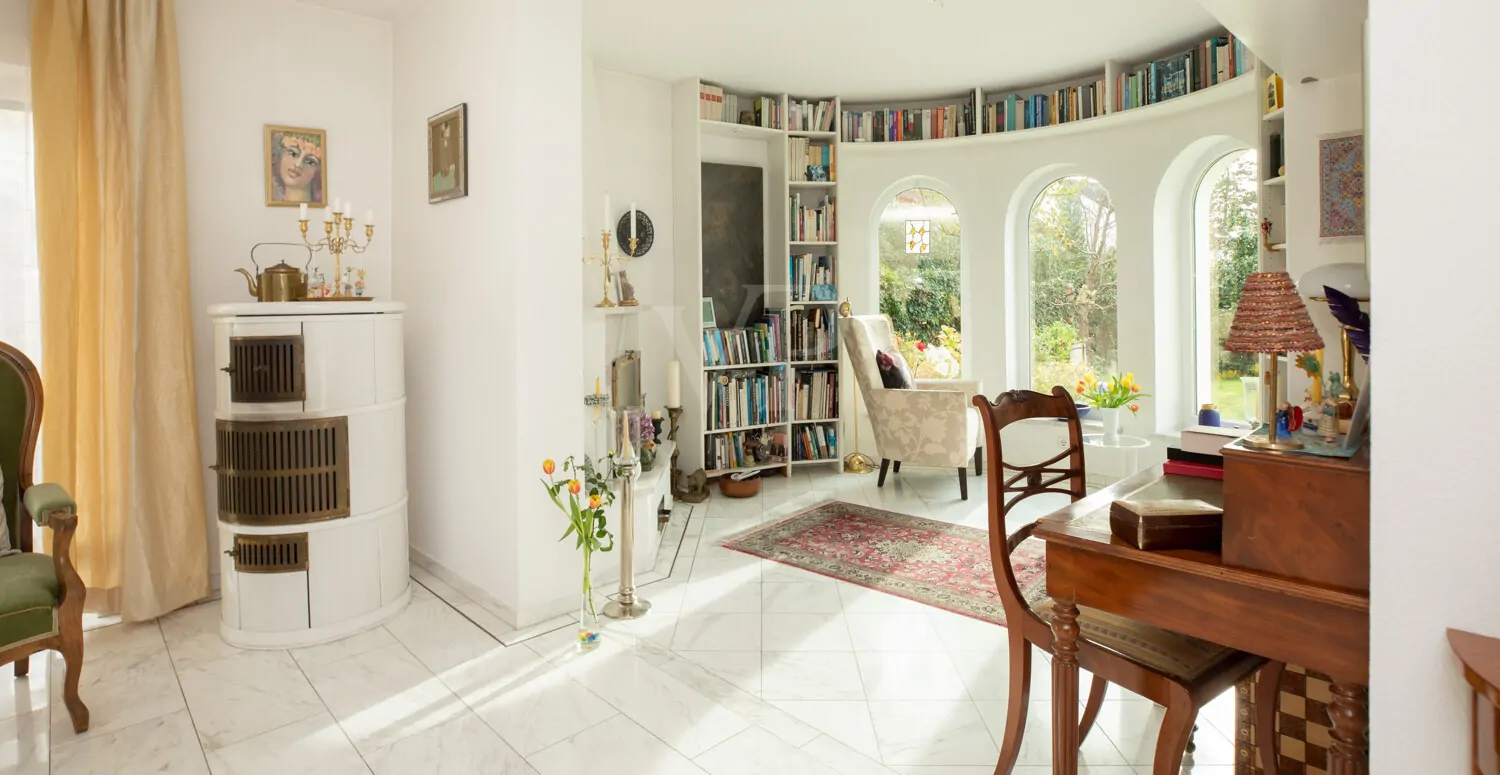 Bibliothek mit Kamin