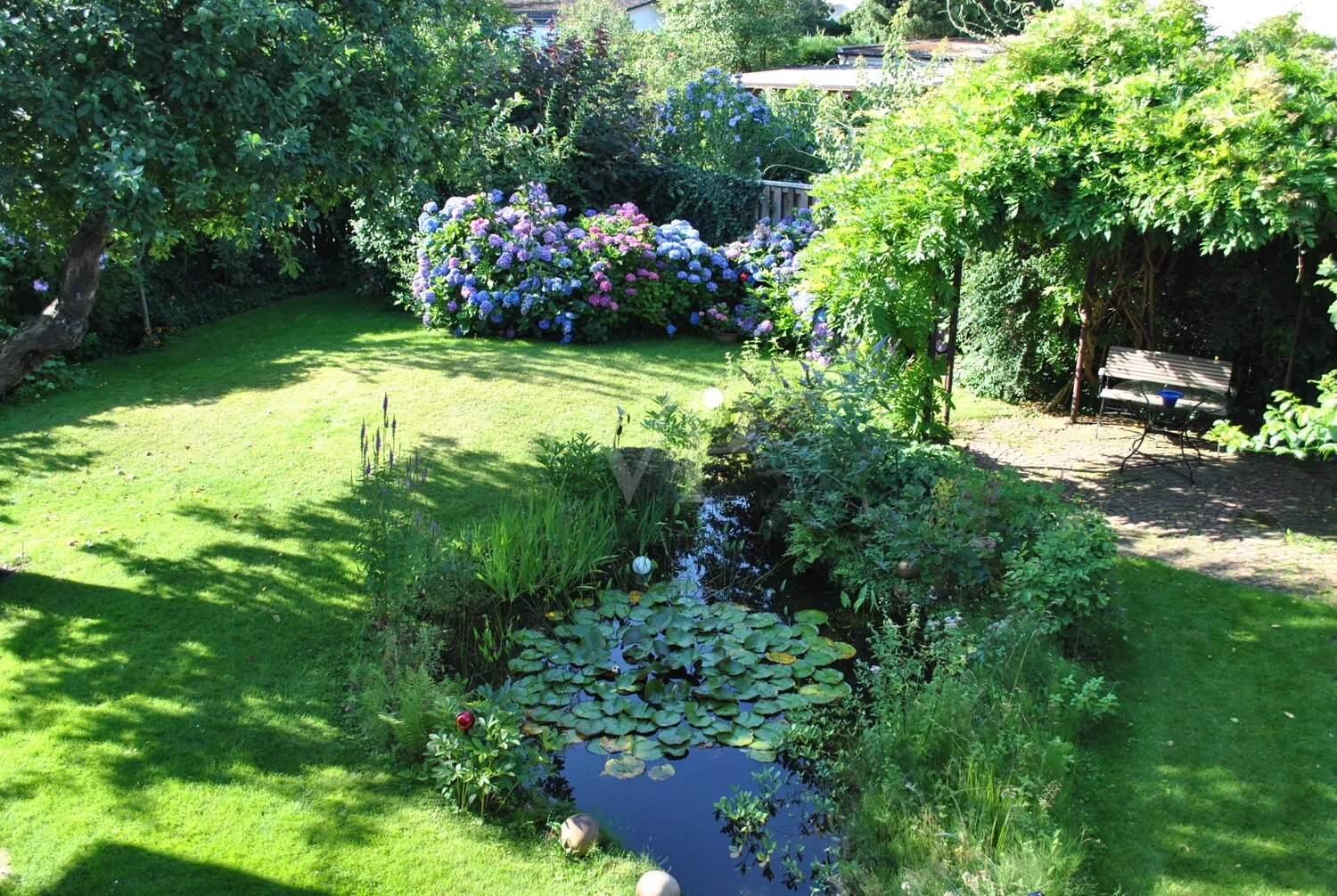 Sommergarten mit Laube