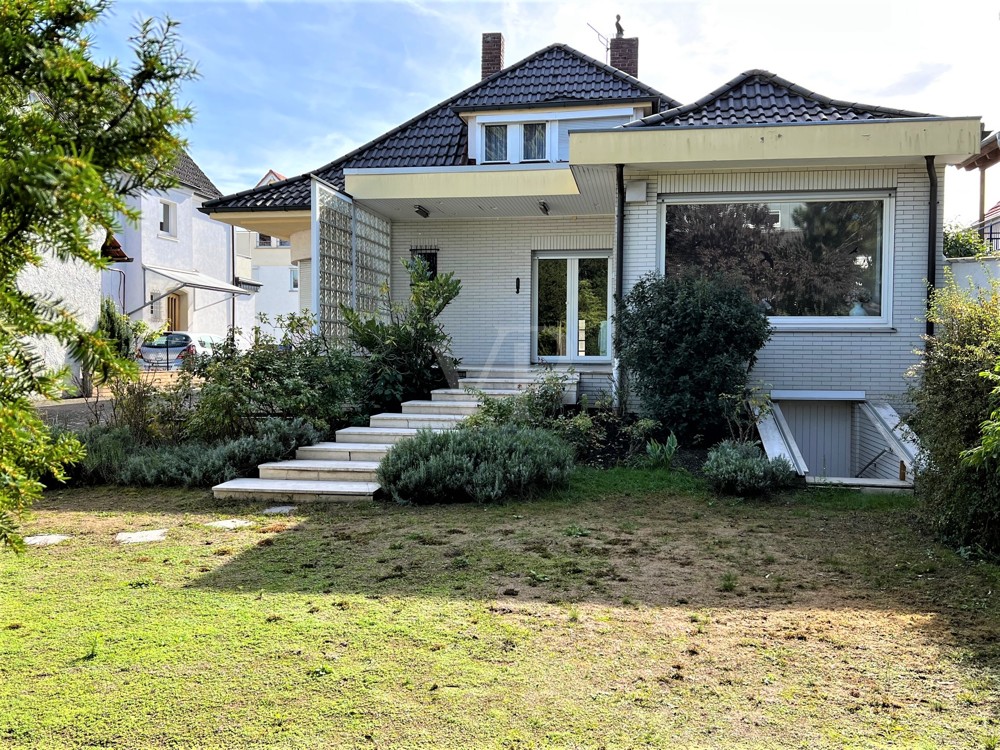 Hausrückseite mit Garten