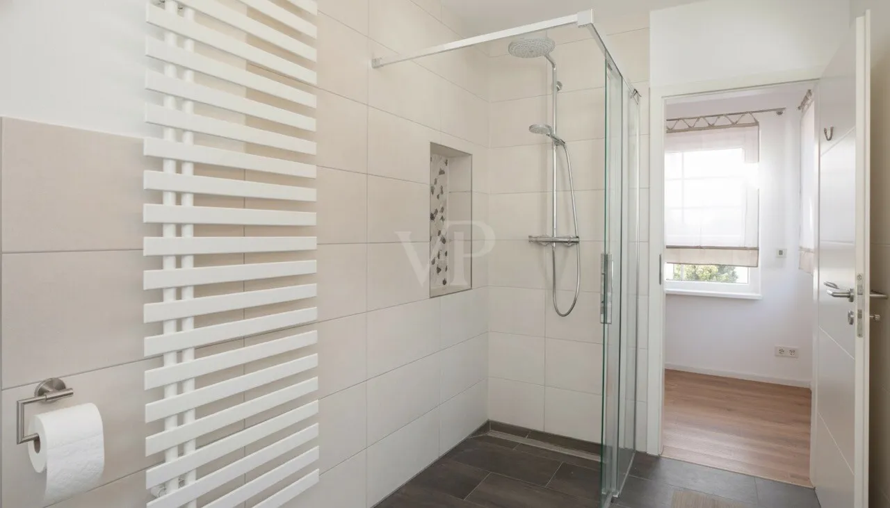 Tageslichtbadezimmer Obergeschoss mit walk in Dusche