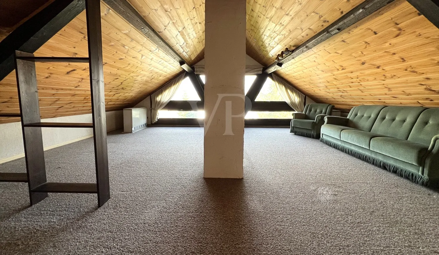 Geräumiges, helles  Dachstudio (I)