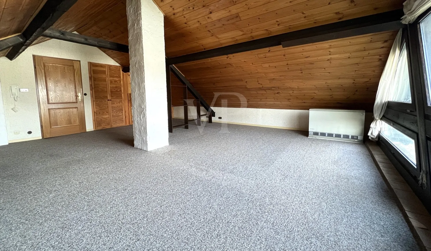 Geräumiges, helles  Dachstudio (II)