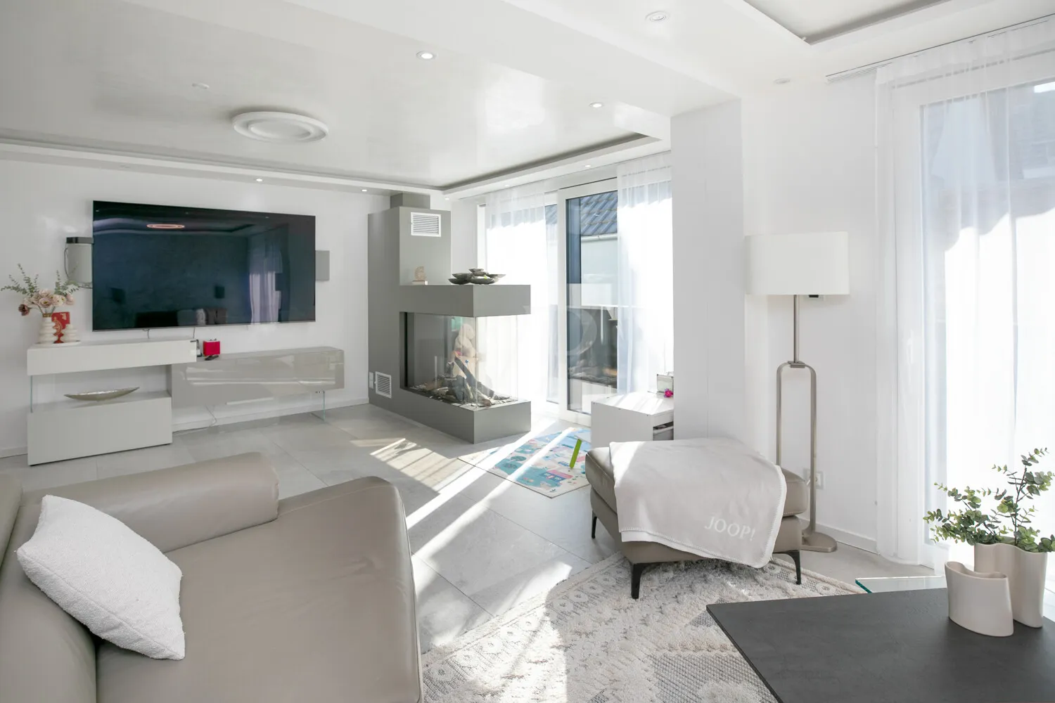 Wohnbereich mit Kamin und Balkon