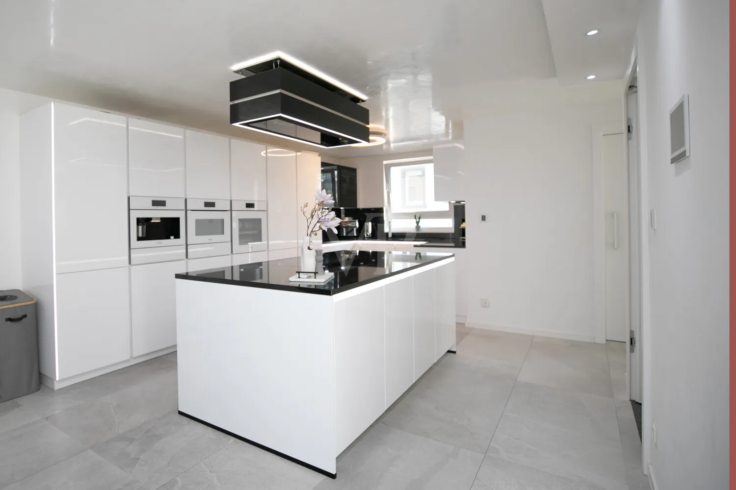 luxuriöse Einbauküche mit Kochinsel