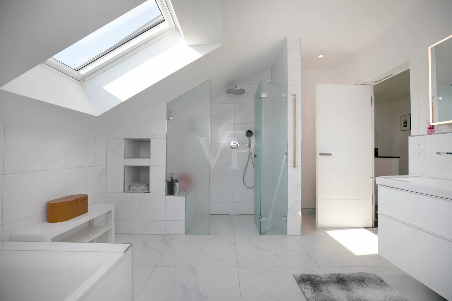 Tageslichtbadezimmer Dachgeschoss (I)