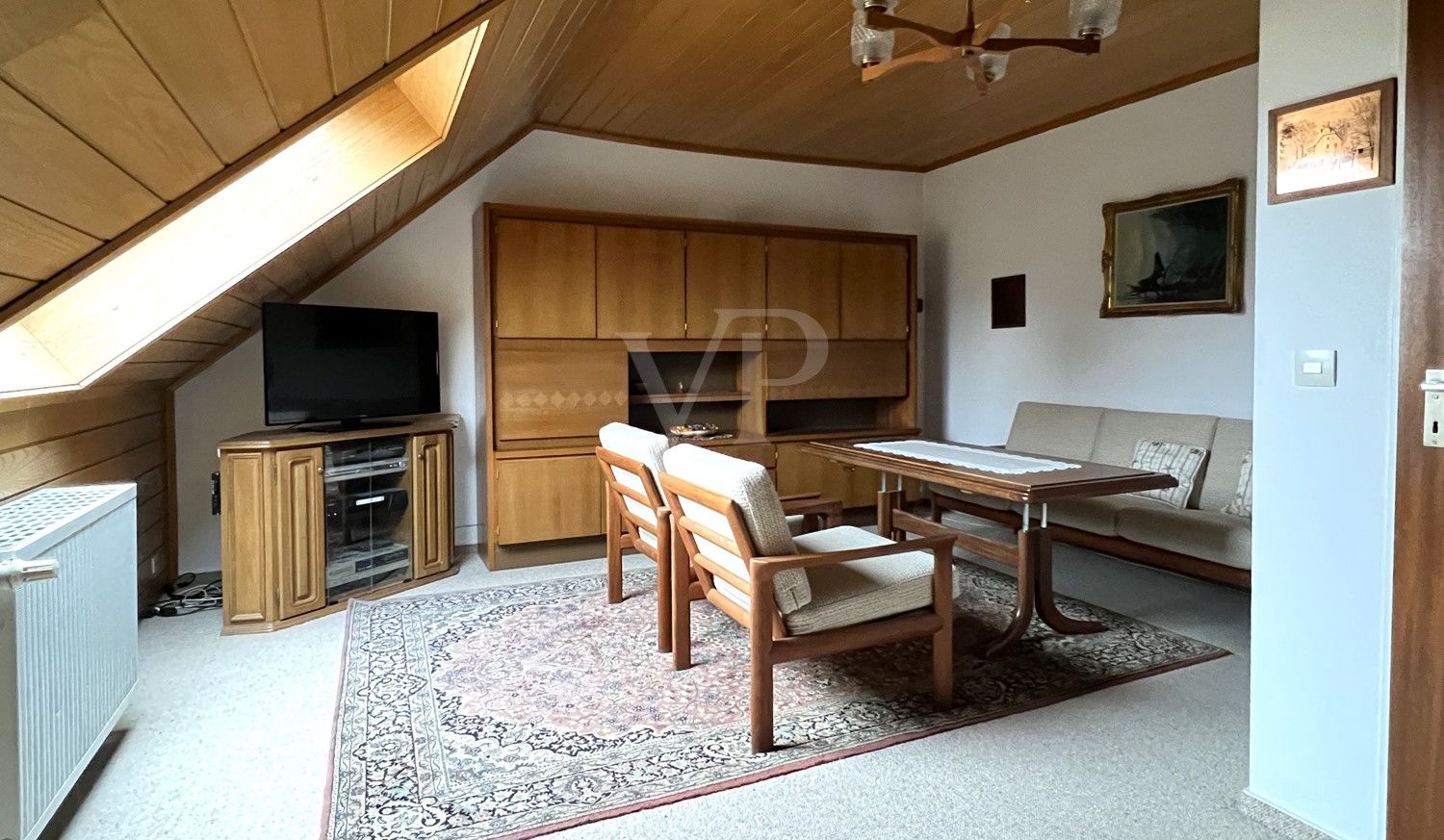großes, helles Dachgeschosszimmer