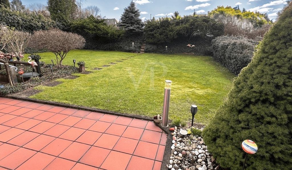 Terrasse mit großem Süd-Garten